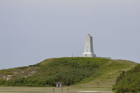 Het punt waar de Wright brothers de eerste vlucht ooit maakte, North Carolina is er trots op